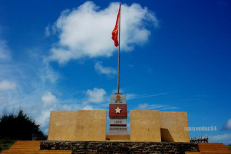 Cột cờ Ph&uacute; Qu&yacute;.