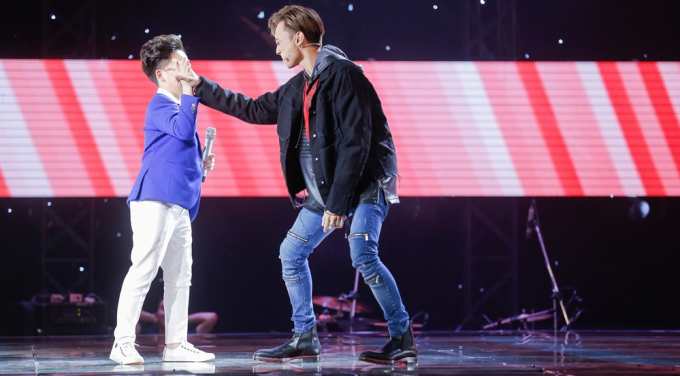 Giọng h&aacute;t Việt 2017 tập 1: Vũ C&aacute;t Tường v&agrave; Soobin Ho&agrave;ng Sơn