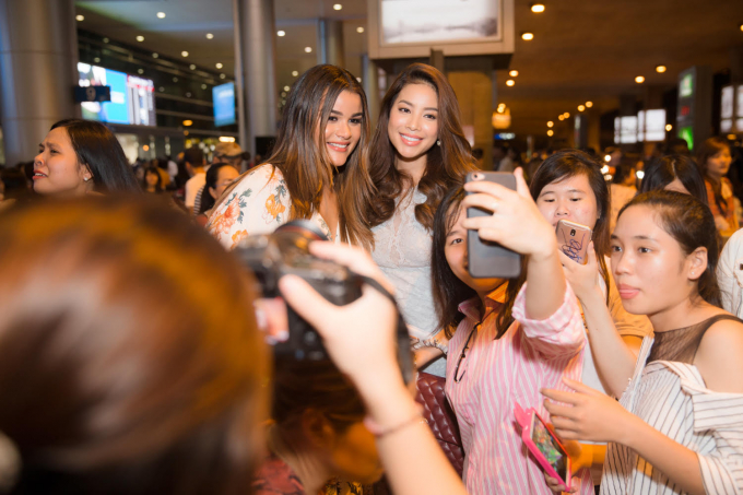 Người đẹp th&acirc;n thiện chụp ảnh c&ugrave;ng kh&aacute;n giả.