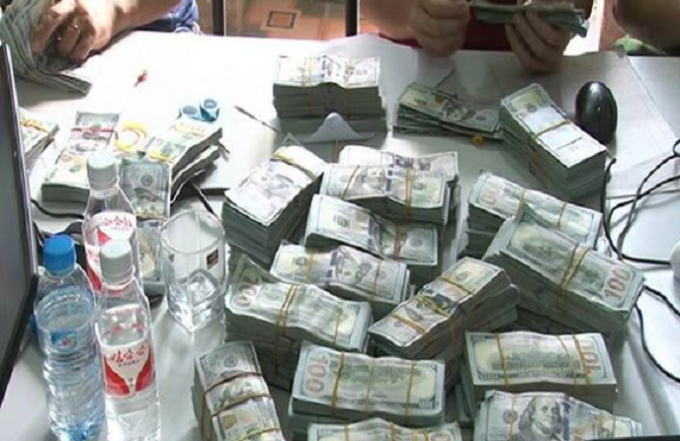 Số tiến hơn 900.000 USD bị lực lượng chức năng thu giữ.