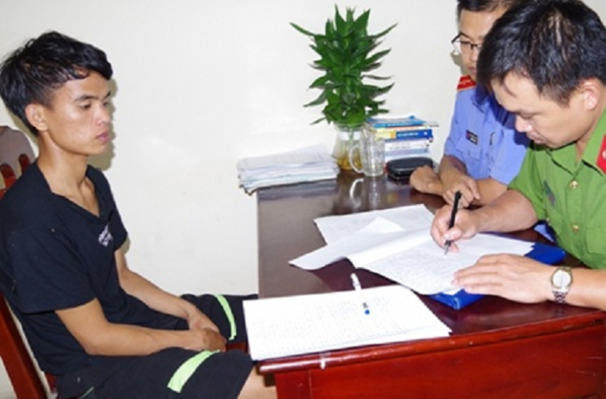 Đối tượng Nguyễn Trọng Kim (&aacute;o đen) tại cơ quan C&ocirc;ng an.