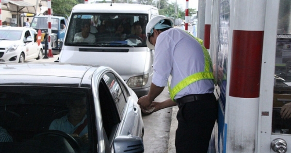 Xả trạm thu phí Cai Lậy vì tài xế trả tiền lẻ, ùn tắc nghiêm trọng
