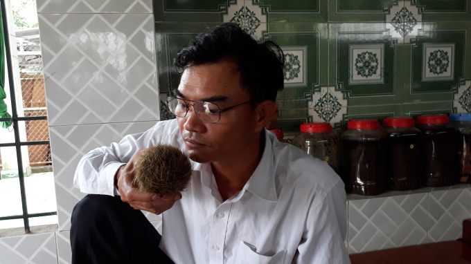 &Ocirc;ng Thi&ecirc;m cho rằng, vật thể lạ trong bụng con heo l&agrave; vị thuốc qu&yacute;.