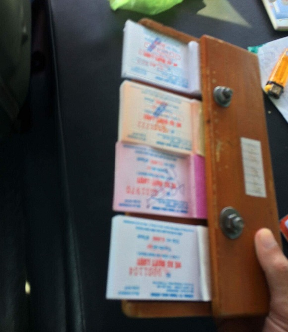 Bảng kẹp v&eacute; xe bu&yacute;t bằng gỗ khi Thủy d&ugrave;ng để n&eacute;m về ph&iacute;a Sơn trong l&uacute;c bị đ&aacute;nh.