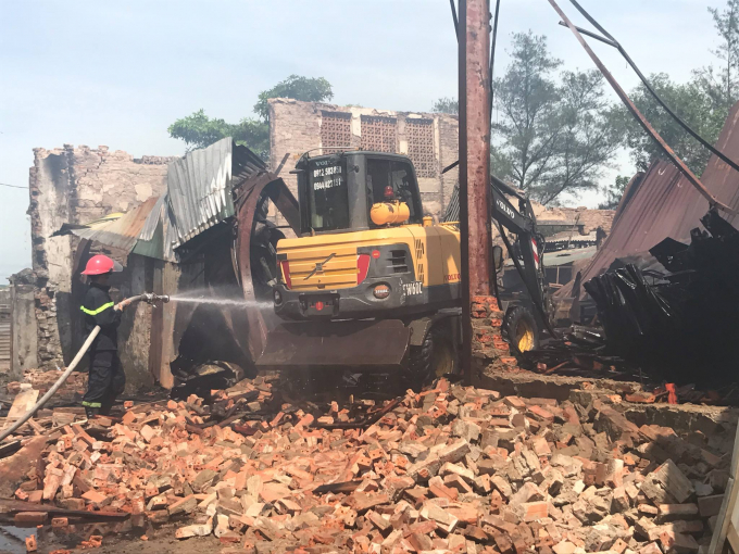 Phải mất hơn 10 giờ sau ngọn lửa mới được khống chế ho&agrave;n to&agrave;n.