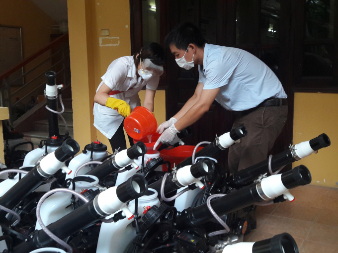 Theo ghi nhận của PV, ngay từ 6h s&aacute;ng c&aacute;c lực lượng chức năng cũng như m&aacute;y phun h&oacute;a chất đ&atilde; được tập kết đầy đủ tại trụ sở UBND phường L&aacute;ng Thượng để sẵn s&agrave;ng tiến h&agrave;nh việc chia tổ thực hiện việc phun h&oacute;a chất ph&ograve;ng, chống sốt xuất huyết.