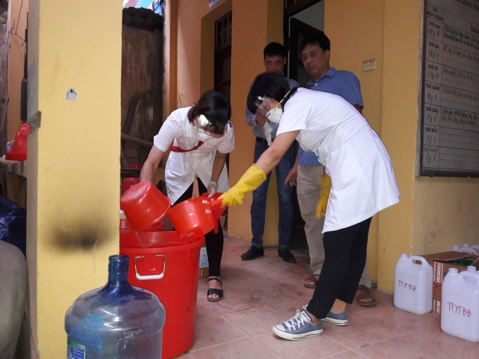 Với gần 40 m&aacute;y đeo vai, 1 m&aacute;y phun c&ocirc;ng suất lớn tr&ecirc;n &ocirc; t&ocirc;, 1 m&aacute;y phun m&ugrave; n&oacute;ng để phun tại c&aacute;c khu đất trống đ&atilde; được lực lượng chức năng ph&acirc;n chia theo mỗi tổ trực tiếp phun h&oacute;a chất tại nh&agrave; d&acirc;n tr&ecirc;n địa b&agrave;n phường.&nbsp;