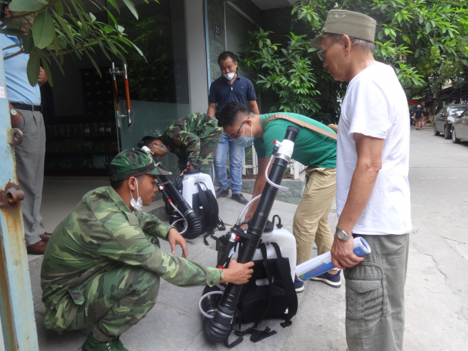 Trước đ&oacute;, ngay từ s&aacute;ng sớm, phường đ&atilde; thực hiện việc tuy&ecirc;n truyền đến người d&acirc;n bằng hệ thống loa ph&aacute;t thanh di động để họ hiểu v&agrave; sẵn sang mở cửa cho lực lượng chức năng v&agrave;o phun h&oacute;a chất để ph&ograve;ng dịch.