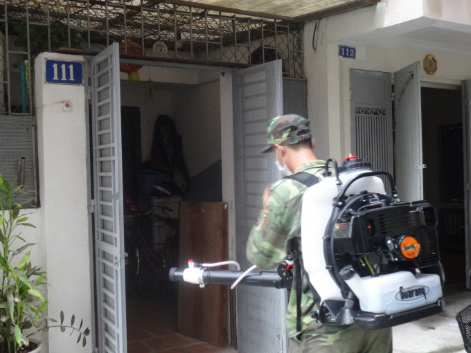 H&ocirc;m nay (14/8), quận Đống Đa tiếp tục phối hợp với Sở Y tế H&agrave; Nội triển khai phun h&oacute;a chất tr&ecirc;n diện rộng tại phường L&aacute;ng Thượng. Ngo&agrave;i ra, theo dự kiến, v&agrave;o ng&agrave;y mai (15/8), quận sẽ tiếp tục phối hợp với ph&iacute;a Sở Y tế để tiến h&agrave;nh việc phun h&oacute;a chất ph&ograve;ng, chống sốt xuất huyết tại 2 phường L&aacute;ng Hạ v&agrave; Trung Liệt.