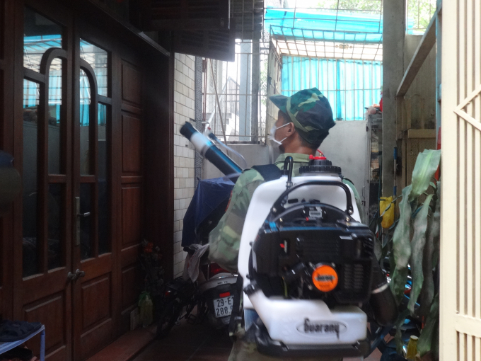 Được biết theo kế hoạch đến thời điểm n&agrave;y, c&ugrave;ng với 2 m&aacute;y máy phun hóa chất di&ecirc;̣t mu&ocirc;̃i trưởng thành c&ocirc;ng su&acirc;́t lớn của H&agrave; Nội v&agrave; 9 m&aacute;y phun h&oacute;a chất c&ocirc;ng suất lớn được huy đ&ocirc;̣ng từ 9 tỉnh, th&agrave;nh phố l&acirc;n c&acirc;̣n đã được đưa v&ecirc;̀ Hà N&ocirc;̣i. Ng&agrave;nh Y tế H&agrave; Nội sẽ triển khai phun h&oacute;a chất diện rộng diệt muỗi trưởng th&agrave;nh bắt đầu từ sáng sớm 14/8.