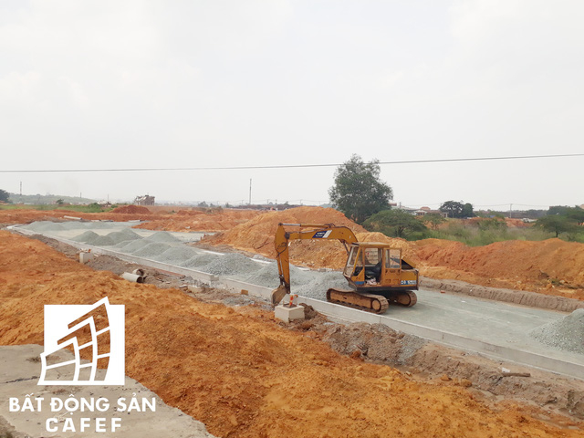 Tr&ecirc;n c&ocirc;ng trường chỉ c&oacute; đ&uacute;ng 1 chiếc xe như thế n&agrave;y l&agrave;m việc, c&ograve;n lại cả một khu vực rộng h&agrave;ng chục ha kh&ocirc;ng một b&oacute;ng người