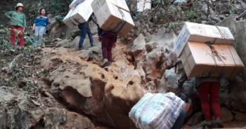 Cận cảnh “siêu nhân” cõng hàng lậu chạy vèo vèo