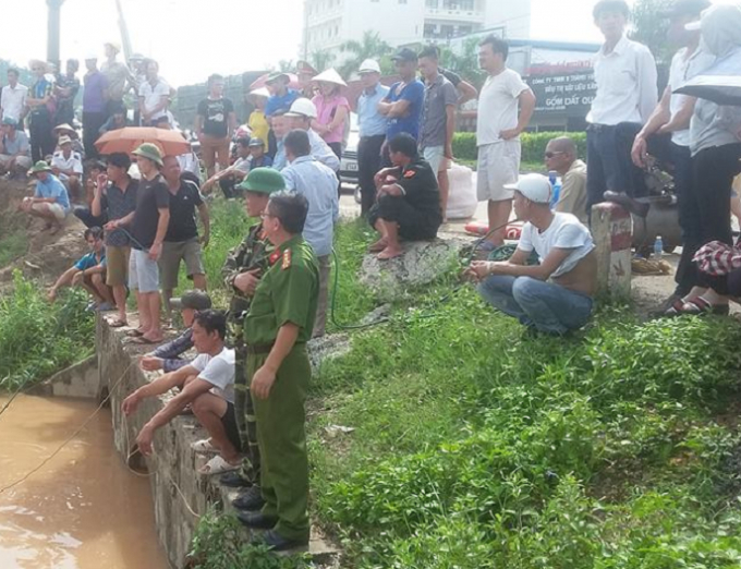 Lực lượng chức năng c&oacute; mặt tại hiện trường t&igrave;m kiếm học sinh mất t&iacute;ch.