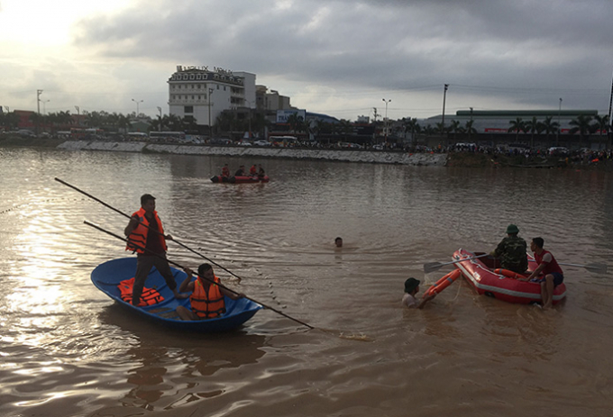 Lực lượng chức năng được huy động để t&igrave;m kiếm th&igrave; thể học sinh bị nước cuốn.