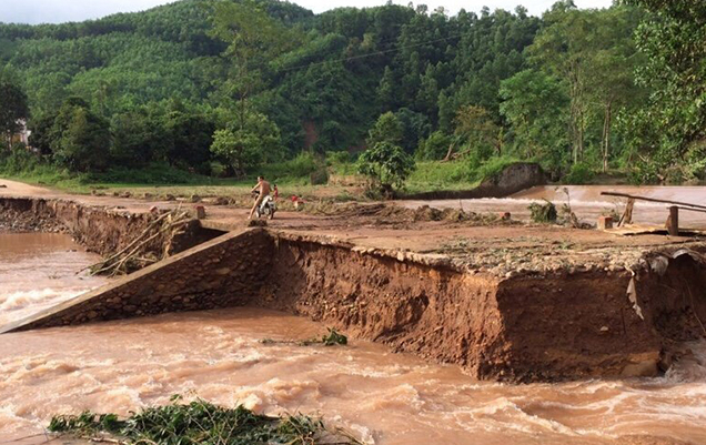 Một c&acirc;y cầu tr&agrave;n tại huyện Ba Chẽ bị g&atilde;y g&acirc;y chia cắt đến t&igrave;nh h&igrave;nh giao th&ocirc;ng đi lại.