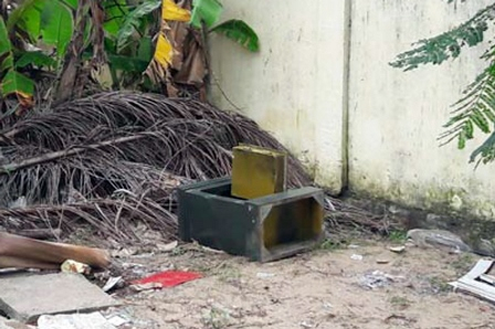 K&eacute;t sắt bị kẻ gian khi&ecirc;ng ra ngo&agrave;i đập ph&aacute;.