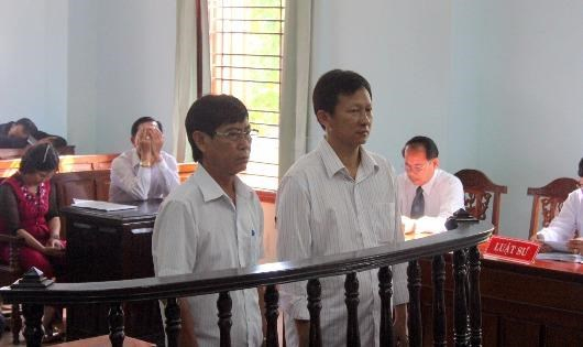 Hai bị c&aacute;o đứng trước v&agrave;nh m&oacute;ng ngựa.