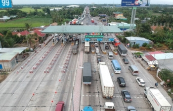 Kẹt xe nghiêm trọng, trạm thu phí BOT Cai Lậy xả trạm cả hai chiều