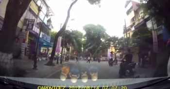 [Clip]: Tài xế quỳ lạy CSGT sau vi phạm giao thông