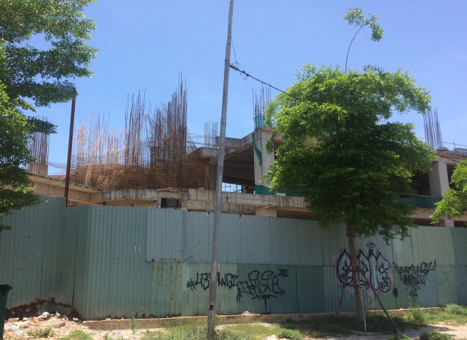 Dự &aacute;n Golden Square cuối c&ugrave;ng đ&atilde; được C&ocirc;ng ty CP địa &ocirc;́c Đ&ocirc;ng Á chuyển nhượng lại cho&nbsp;T&acirc;̣p đoàn Alphanam. Chi tiết của vụ chuyển nhượng n&agrave;y kh&ocirc;ng được tiết lộ v&agrave; c&oacute; một số th&ocirc;ng tin sẽ b&agrave;n&nbsp;giao cho kh&aacute;ch h&agrave;ng v&agrave;o qu&yacute; 3/2018. Tuy nhi&ecirc;n, đến th&aacute;ng 8/2017, dự &aacute;n n&agrave;y vẫn trong t&igrave;nh trạng dừng thi c&ocirc;ng, c&aacute;c khối trụ th&eacute;p đ&atilde; nằm phơi sương gi&oacute; suốt năm qua. &nbsp;