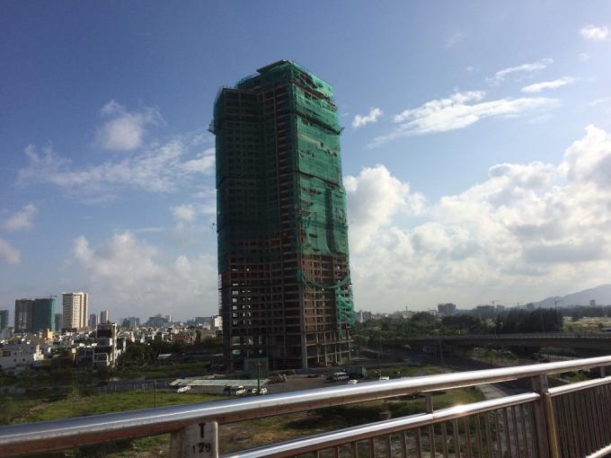 Dự &aacute;n nằm ngay dưới ch&acirc;n cầu Thuận Phước mới được chủ đầu tư ho&agrave;n th&agrave;nh phần th&ocirc; v&agrave; sơn ngo&agrave;i c&aacute;c bờ tường. Tuy nhi&ecirc;n, việc ho&agrave;n tất cả căn v&agrave; b&agrave;n giao cho cho kh&aacute;ch h&agrave;ng&nbsp;vẫn chưa biết khi n&agrave;o ho&agrave;n tất, với tiến độ thi c&ocirc;ng chậm như hiện tại.&nbsp;