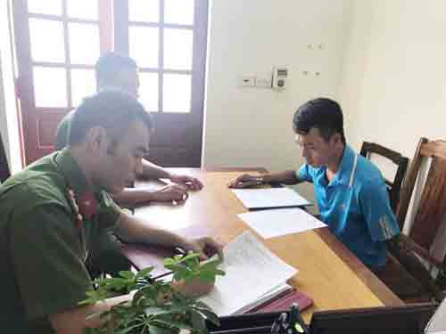 Đối tượng L&ecirc; Huy Qu&yacute; đầu th&uacute; tại cơ quan điều tra. (Ảnh: Th&aacute;i Than)