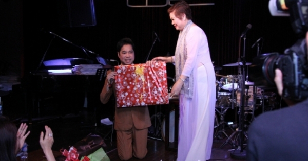 Ngọc Sơn quỳ gối trên sân khấu, dành tặng mẹ món quà đặc biệt