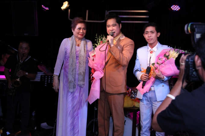 Ngọc Sơn tổ chức sinh nhật cho mẹ.