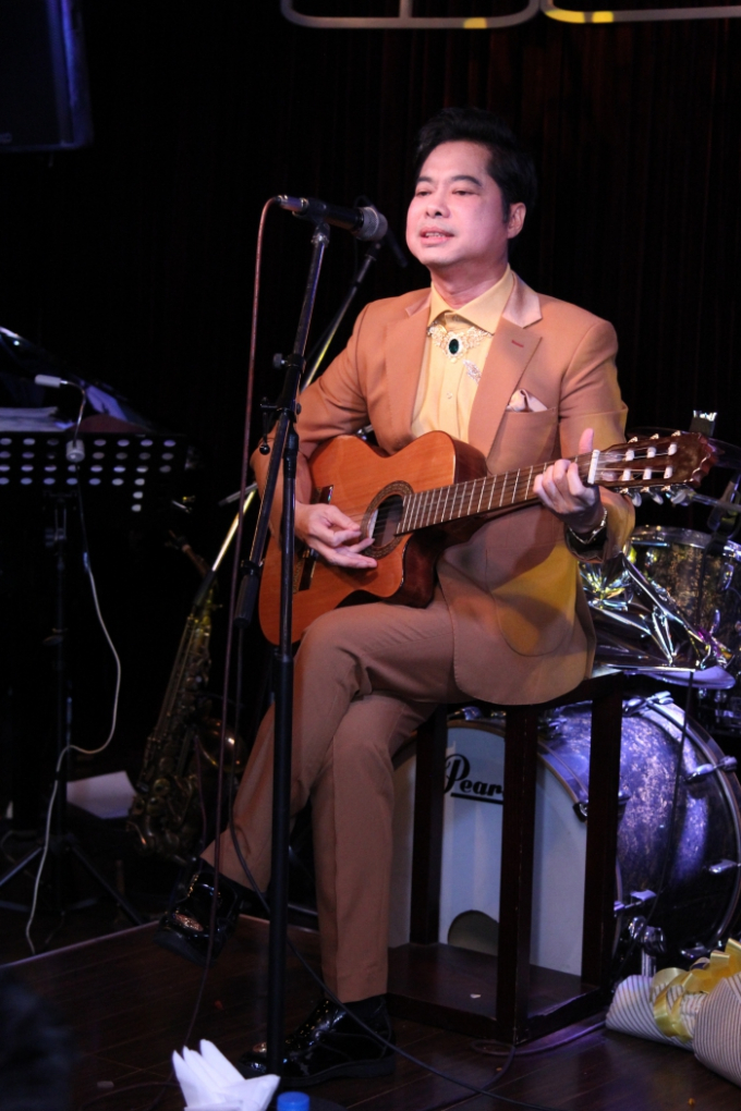 Ngọc Sơn quỳ gối tr&ecirc;n s&acirc;n khấu, d&agrave;nh tặng mẹ m&oacute;n qu&agrave; đặc biệt