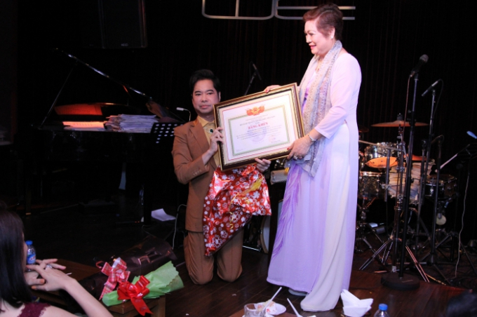 Ngọc Sơn quỳ gối tr&ecirc;n s&acirc;n khấu, d&agrave;nh tặng mẹ m&oacute;n qu&agrave; đặc biệt