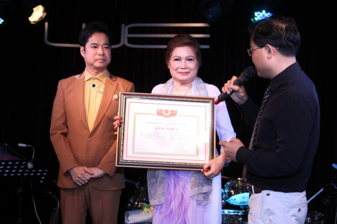 Danh ca quỳ gối tặng m&oacute;n qu&agrave; &yacute; nghĩa cho mẹ.