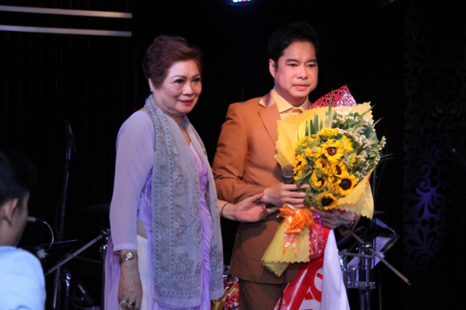 Ngọc Sơn quỳ gối tr&ecirc;n s&acirc;n khấu, d&agrave;nh tặng mẹ m&oacute;n qu&agrave; đặc biệt