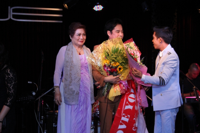 Ngọc Sơn quỳ gối tr&ecirc;n s&acirc;n khấu, d&agrave;nh tặng mẹ m&oacute;n qu&agrave; đặc biệt