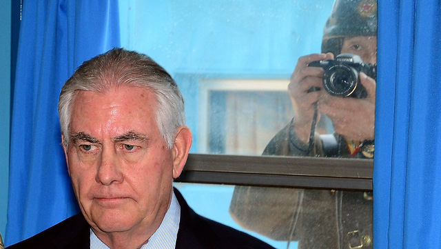 Binh sĩ Triều Ti&ecirc;n chụp ảnh Ngoại trưởng Rex Tillerson khi &ocirc;ng tới l&agrave;ng đ&igrave;nh chiến Panmunjom ở gần bi&ecirc;n giới li&ecirc;n Triều hồi th&aacute;ng 3 (Ảnh: EPA)