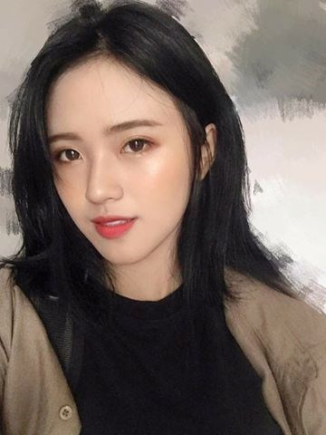 Đại học Kinh tế Quốc d&acirc;n l&agrave; ng&ocirc;i trường nổi tiếng thủ đ&ocirc;, kh&ocirc;ng chỉ bởi th&agrave;nh t&iacute;ch học của c&aacute;c sinh vi&ecirc;n m&agrave; c&ograve;n bởi nơi đ&acirc;y sản sinh ra rất nhiều trai xinh, g&aacute;i đẹp. C&aacute;i t&ecirc;n gần đ&acirc;y nhất được ph&aacute;t hiện đ&oacute; l&agrave; Phạm Thị Thanh Mỹ.