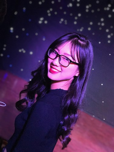 Nữ sinh vi&ecirc;n trường Kinh tế Quốc d&acirc;n n&agrave;y đ&atilde; k&yacute; hợp đồng l&agrave;m việc từ th&aacute;ng 7 v&agrave; đ&atilde; c&oacute; những trải nghiệm mới, v&ocirc; c&ugrave;ng th&uacute; vị trong nghề nghiệp đầy hấp dẫn với nghề nghiệp MC n&agrave;y.