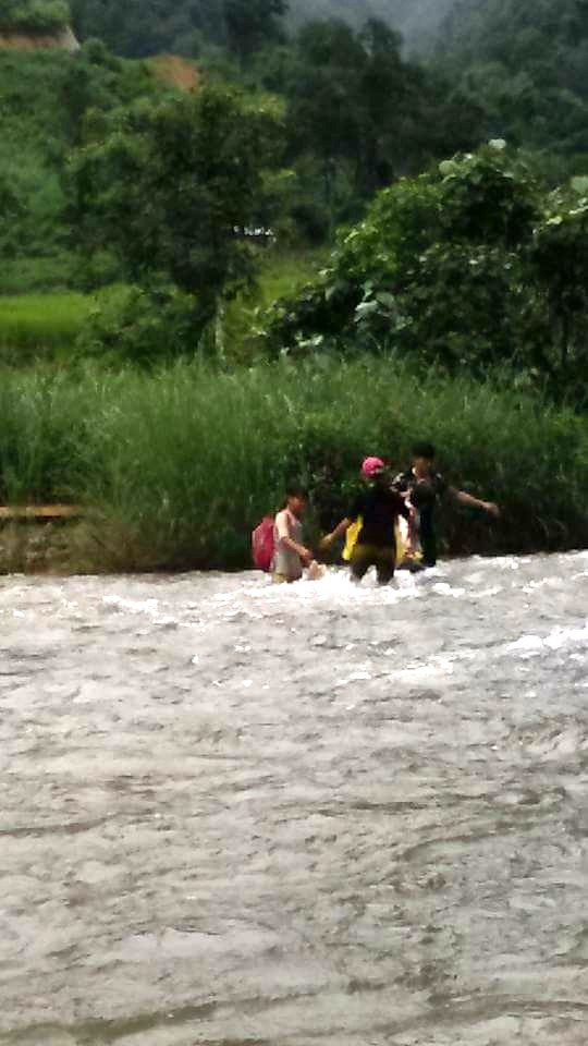 Con suối Lạ P&ecirc; m&ugrave;a mưa lũ nước to v&agrave; d&ograve;ng chảy xiết mạnh.