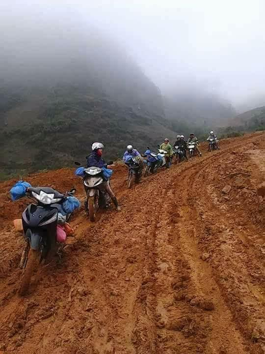 Đi xe m&aacute;y để tiết kiệm thời gian nhưng c&oacute; lẽ với con đường thế n&agrave;y, c&aacute;c thầy c&ocirc; sẽ mất sức hơn đi bộ nhiều lần.