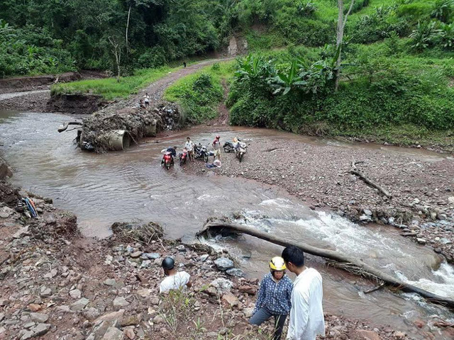 &ldquo;Th&oacute;t tim&rdquo; cung đường m&ugrave;a tựu trường của thầy c&ocirc; gi&aacute;o v&ugrave;ng cao