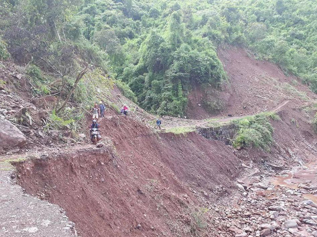 V&aacute;ch n&uacute;i sạt lở đầy nguy hiểm.