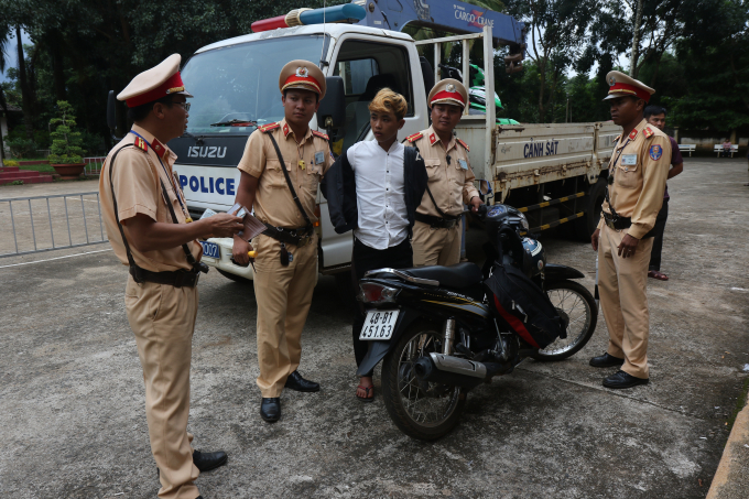 Đối tượng Nguyễn Ho&agrave;ng Anh bị bắt c&ugrave;ng tang vật.