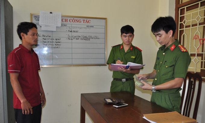 Đối tượng Ho&agrave;ng Văn Th&aacute;m tại cơ quan C&ocirc;ng an. (Ảnh : C&ocirc;ng an Ninh B&igrave;nh).