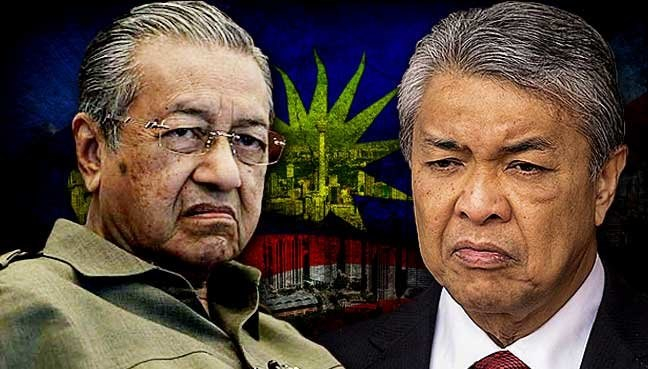 Cựu thủ tướng Mahathir Mohamad (tr&aacute;i) v&agrave; Ph&oacute; thủ tướng Ahmad Zahid Hamidi đang kh&acirc;̉u chi&ecirc;́n.