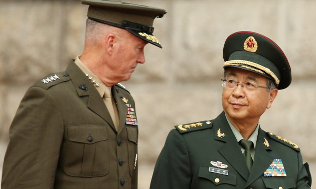 Chủ tịch Hội đồng Tham mưu trưởng li&ecirc;n qu&acirc;n Mỹ Joe Dunford v&agrave; người đồng cấp Trung Quốc Fang Fenghui.