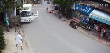 [Clip]: Hỗn chiến kinh hoàng giữa tài xế xe tải và người đàn ông tại cửa hàng tạp hóa