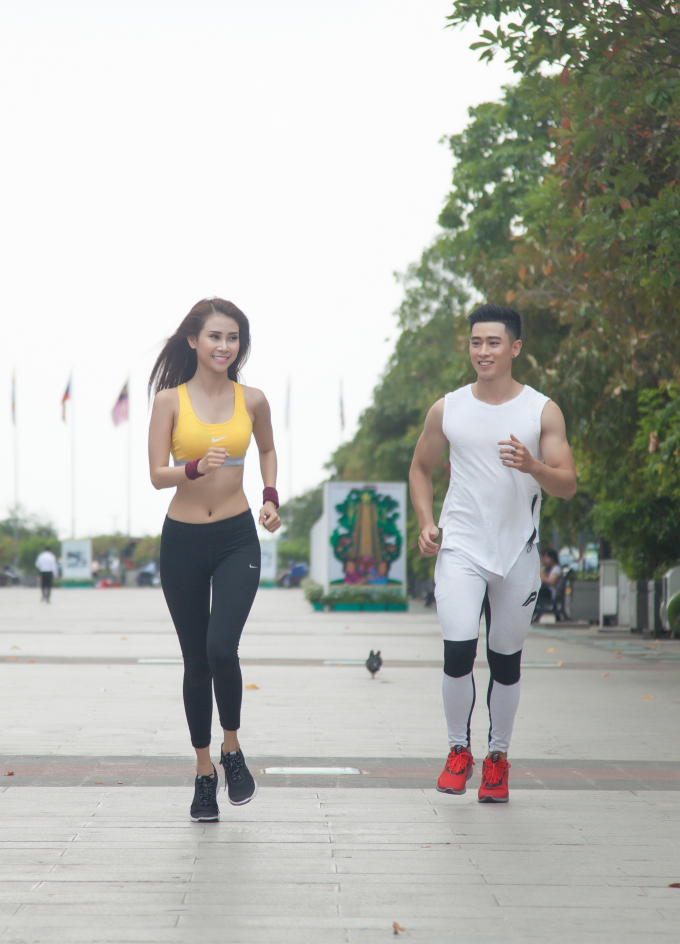 Nữ ho&agrave;ng Du lịch Li&ecirc;n Phương rạng rỡ tập luyện c&ugrave;ng nam vương Tiến Đạt tại phố đi bộ.