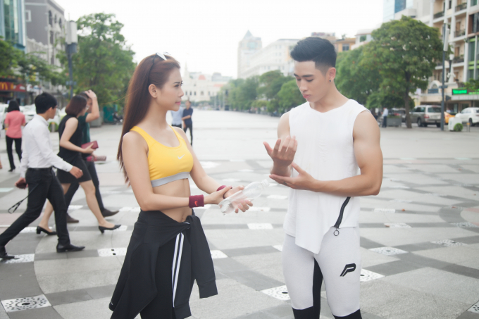 Nữ ho&agrave;ng Du lịch Li&ecirc;n Phương rạng rỡ tập luyện c&ugrave;ng nam vương Tiến Đạt tại phố đi bộ