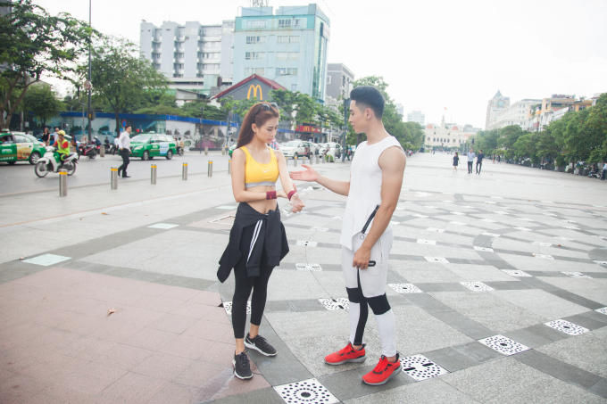 Nữ ho&agrave;ng Du lịch Li&ecirc;n Phương rạng rỡ tập luyện c&ugrave;ng nam vương Tiến Đạt tại phố đi bộ