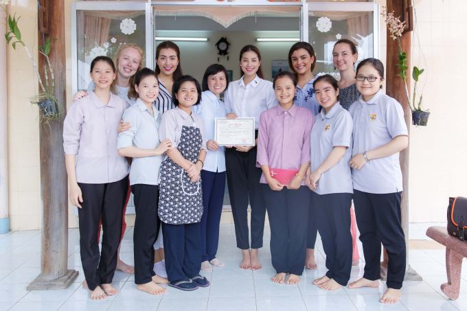 Phạm Hương, Lệ Hằng v&agrave; Clarissa Molina đều chọn trang phục đơn giản, với &aacute;o sơmi v&agrave; quần jeans.&nbsp;