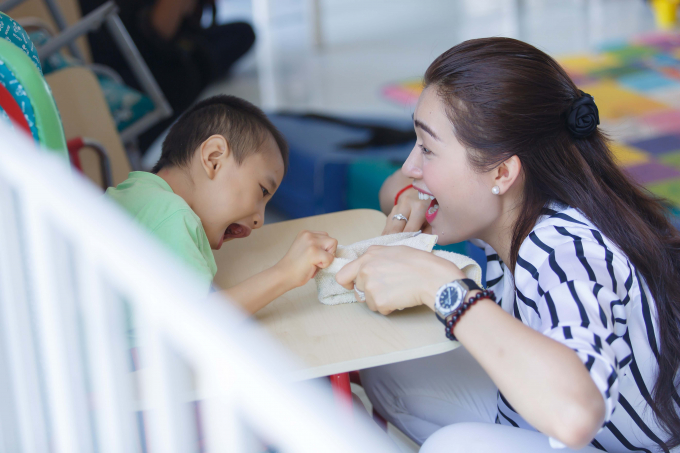 Nụ cười em nhỏ khiến Lệ Hằng v&ocirc; c&ugrave;ng hạnh ph&uacute;c.